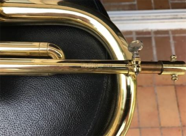 Zoom sur une partie d'une trompette pour reconnaitre une contrefacon.