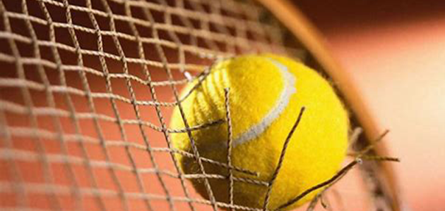 Image d'une balle de tennis qui traverse une raquette.
