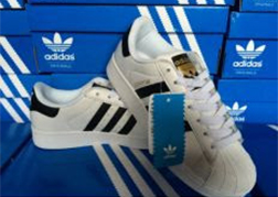 Image de baskets superstar Adidas sur sa boite a chaussures.