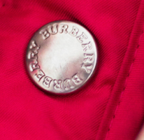 Gros plan sur les boutons Burberry d'un manteau Burberry.