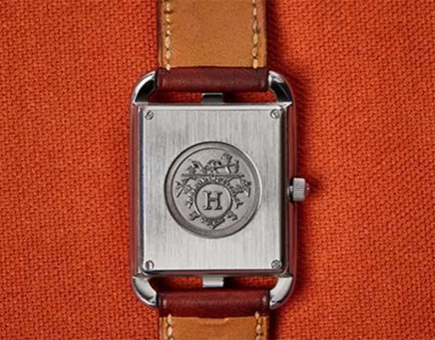 Zoom sur le dessous de la montre Hermes pour voir le logo.