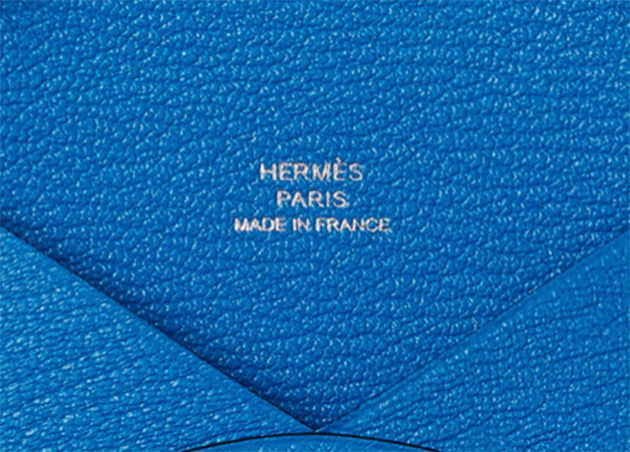 L'inscription Hermes sur le porte-carte Calvi.