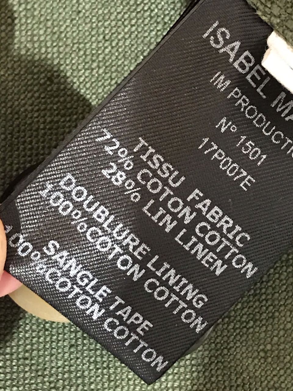 Zoom sur les détails de l'étiquette de la taille d'un pull Isabel Marant