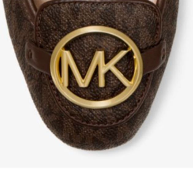 Zoom sur le logo d'une paire authentique de mocassins michael lors