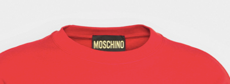 Zoom en détail sur l'étiquette du col du pull Moschino