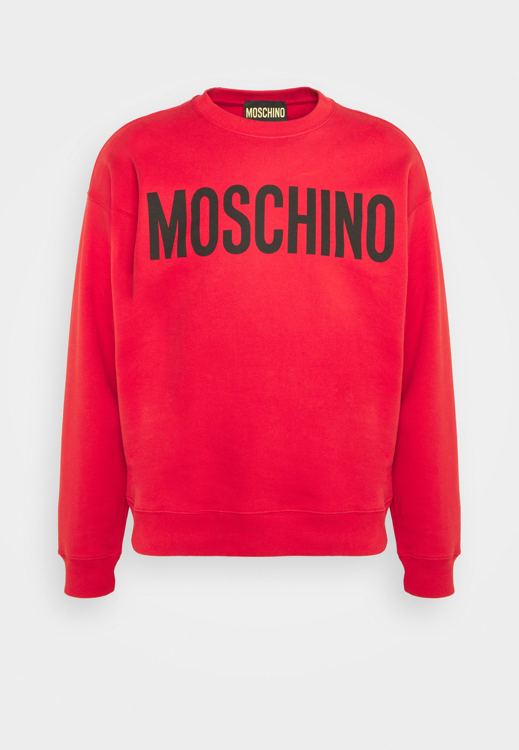 Zoom sur le logo d'un pull Moschino