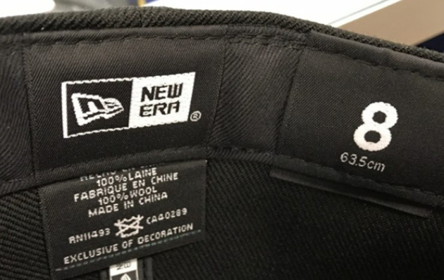 Zoom sur l'étiquette intérieure de la casquette New Era.