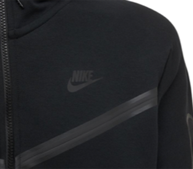 Zoom sur le détail du logo du polaire technique Nike