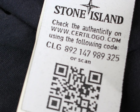 Gros plan sur le code authentification vêtement Stone Island.