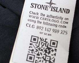 Zoom sur le code d'authentification présent sur le Bonnet Stone Island