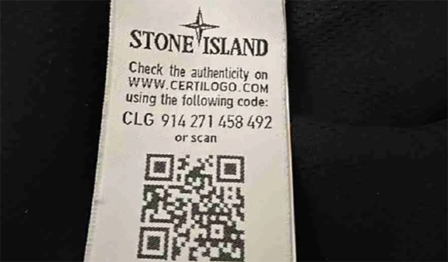 Zoom sur l'étiquette de sécurité d'une veste Stone Island.