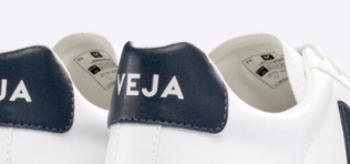 Zoom en détail sur l'étiquette d'une vrai paire de chaussures Veja
