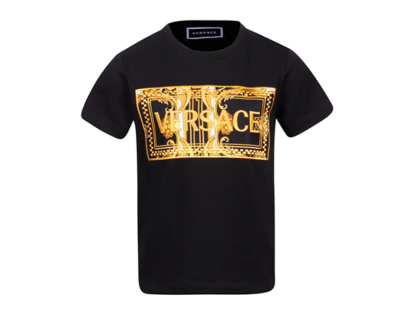 Plan sur un t-shirt Versace pour reconnaitre une contrefacon.