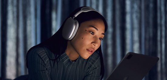 fille asiatique qui regarde son ordinateur avec les airpods max