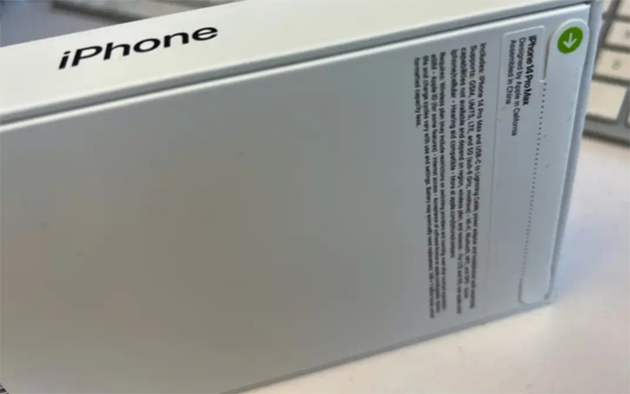 Plan sur l'emballage d'un iPhone pour reconnaitre une contrefacon.